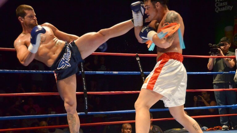 Muay_Thai_high_kick